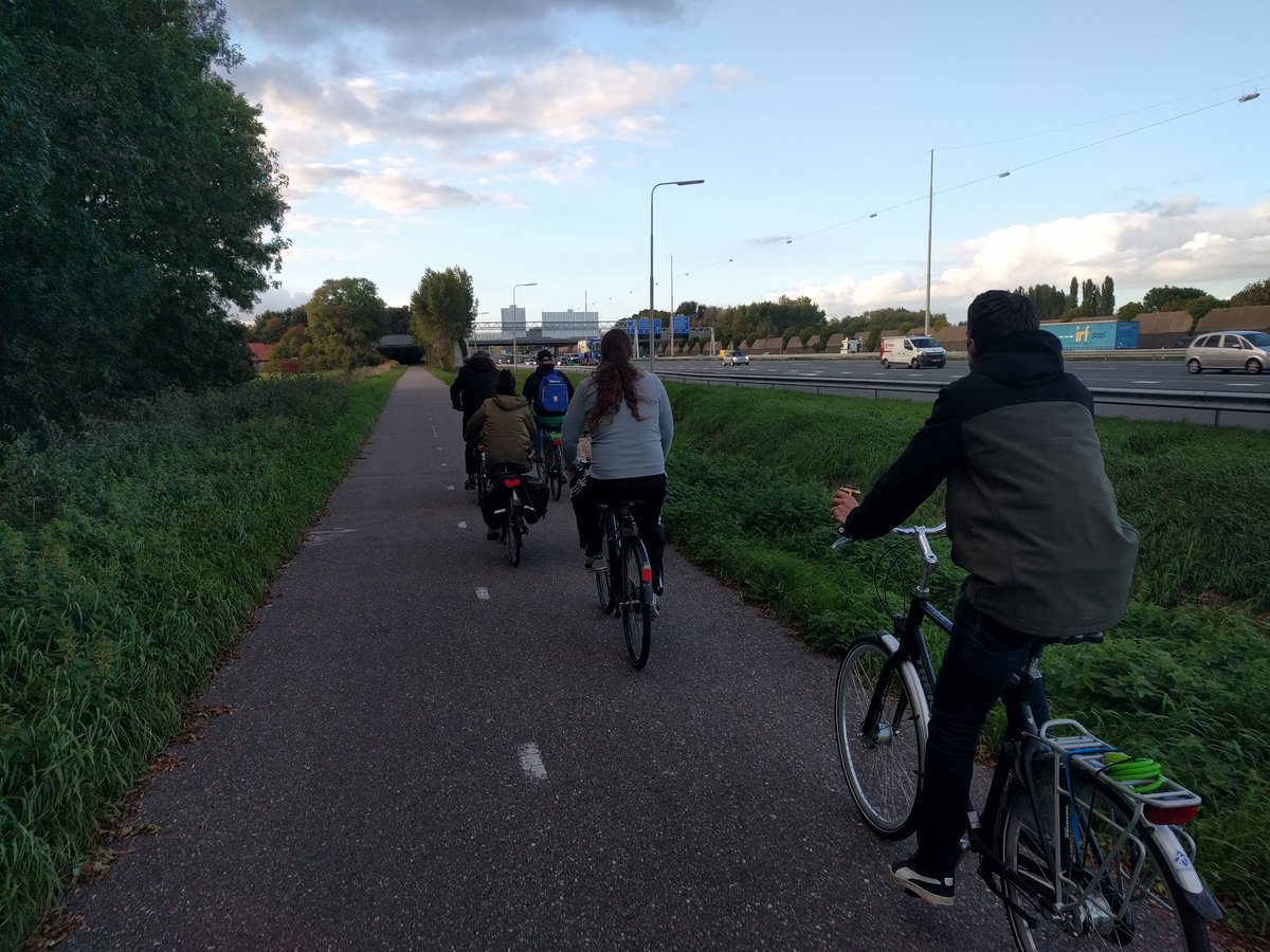 SV_Schapekoppen's tweet photo. Ook de fietscombi is aangekomen, tegelijkertijd met de bus. Kom op Dordt, laat ons juichen!
#fcdordrecht #fietscombi #spador https://t.co/XYxAXBlv0w