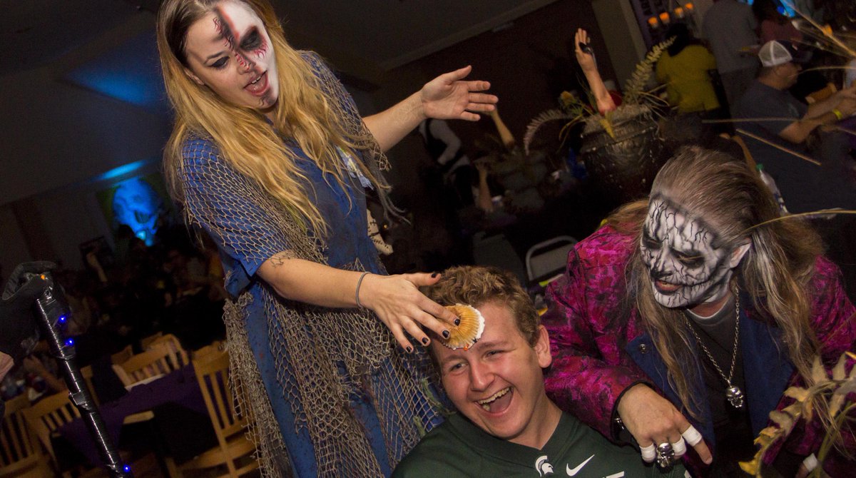 Our screamsters are up to no good 🧟‍♀️🧟‍♂️

Dine in a spooky Atmosphere Like No Other™️ at Night of the Living Fed! Happens Saturdays and Sundays - more info at cedarpoint.com/fed