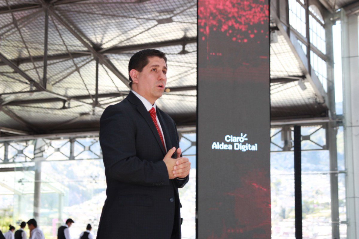 ClaroEcua's tweet photo. “5G es nube, es utilización de información en cualquier lugar.” - Javier Alberto Zárate , MBB Business Expert - Huawei #ClaroAldeaDigital #TransformandoTuMundo https://t.co/k3Rp8iDvES