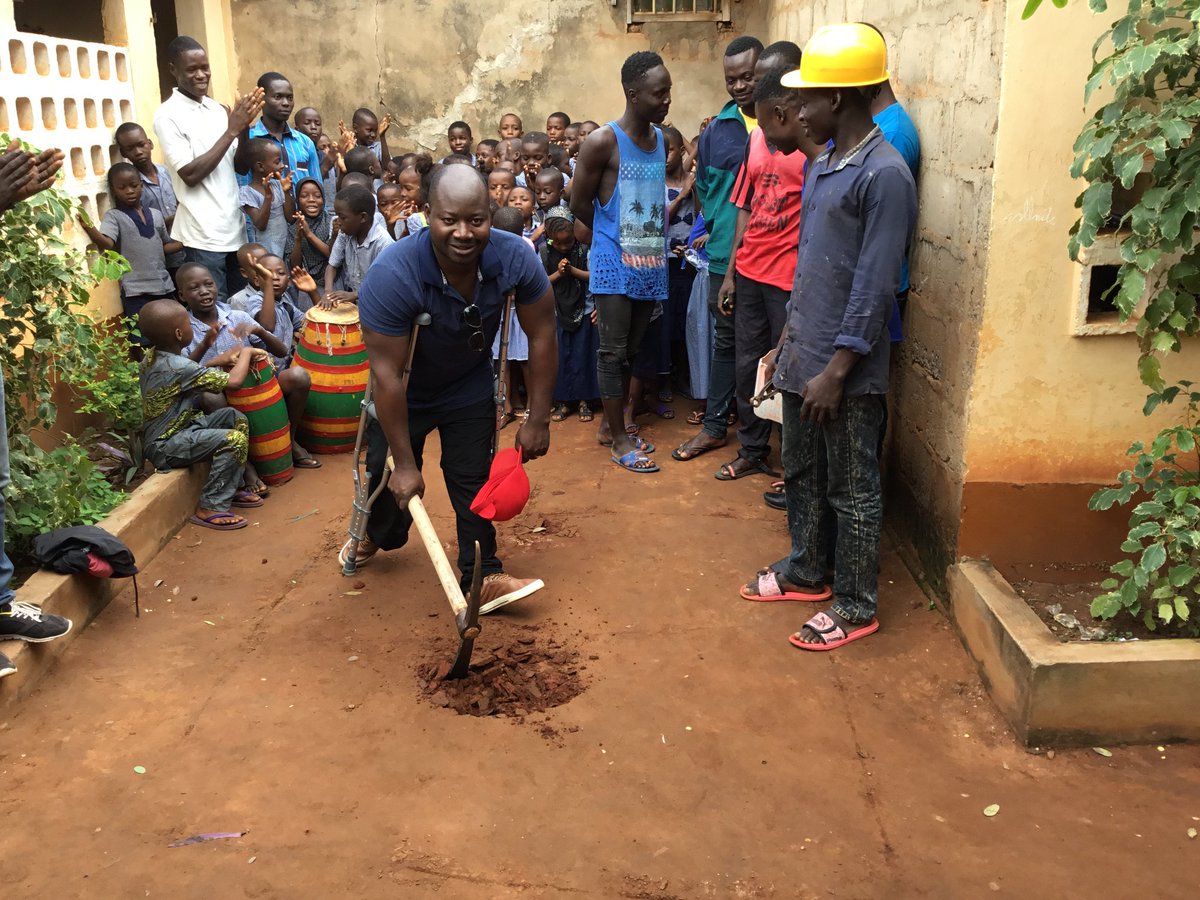 CSCNouvelOn's tweet photo. L’an passé, l’école St-Étienne (Dowling) a prélevé 7000$ pour construire un puits d’eau à une école au Togo en Afrique. Le puits fut complété cet été! #ecolecatholique #CSCNO https://t.co/VostTehLK1
