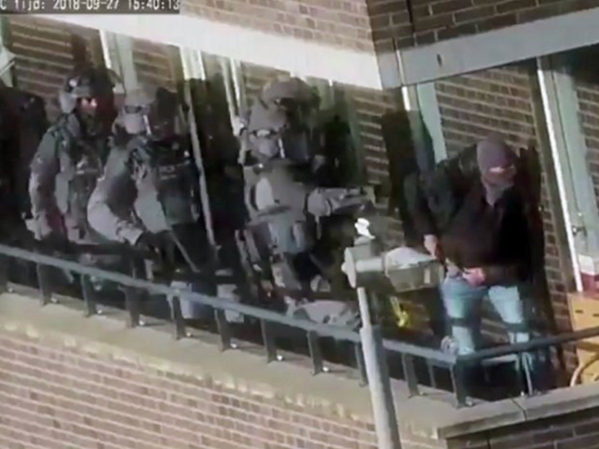 Chris_1791's tweet photo. VIDEO: 400 #Dutch_Police Strike Iraqi-Led #Terror Cell Planning Major Attack https://t.co/FaVL61A6t5 via @BreitbartNews https://t.co/Sja2xtWm0D