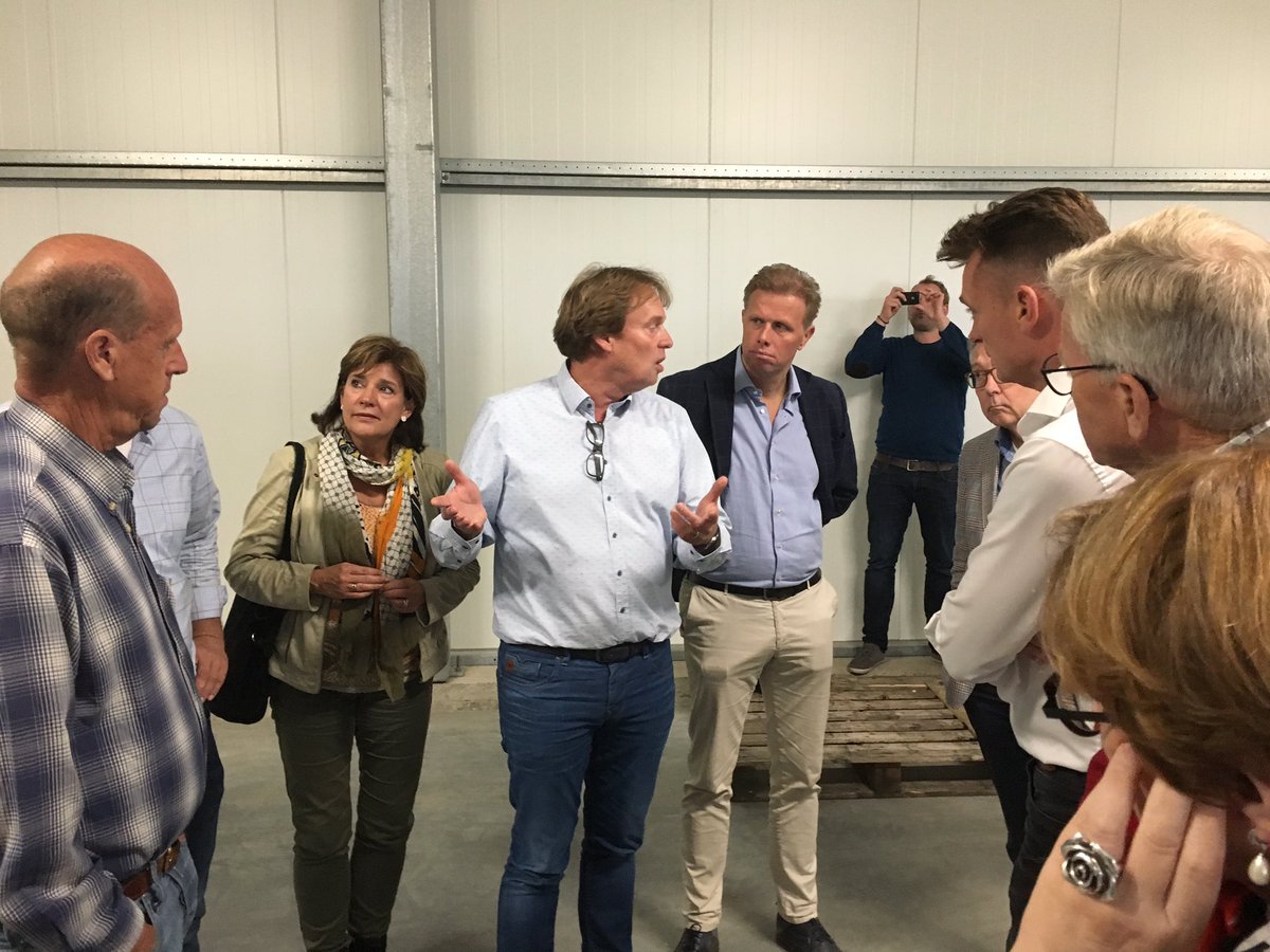 L_Claessen's tweet photo. Met het VVD netwerk Westland op werkbezoek in ‘s Gravenzande bij P van der Haak Handelskwekerij https://t.co/fcqBwkVb31