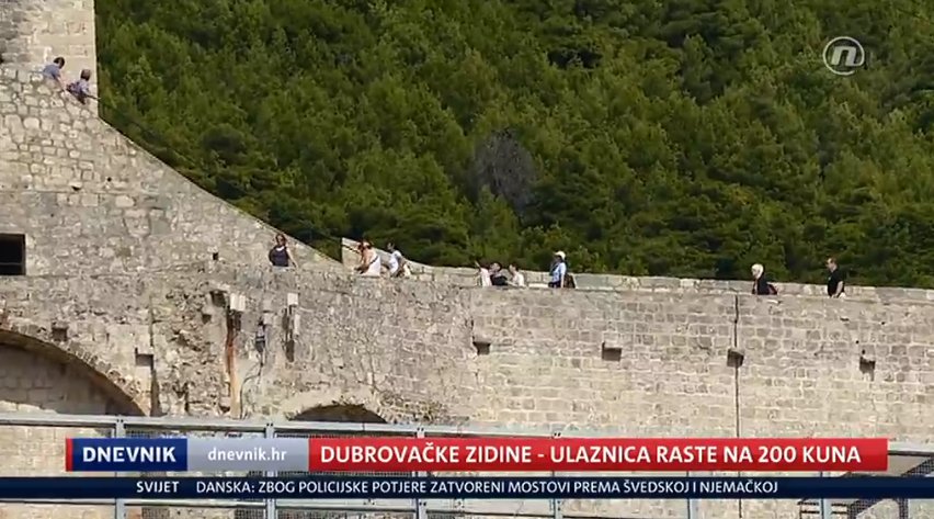 DNEVNIKhr's tweet photo. #DnevnikNoveTV Dubrovačke zidine i ove godine ruše rekorde, očekuje se kako će broj posjetitelja dosegnuti 1,3 milijuna. Cijena ulaznica iznosi 150 kuna, a plan je iduće godine povećati je na 200 kuna. Većina Hrvata posjet zidinama si teško može priuštiti. #dubrovnik #zidine https://t.co/QACSvLZkcR