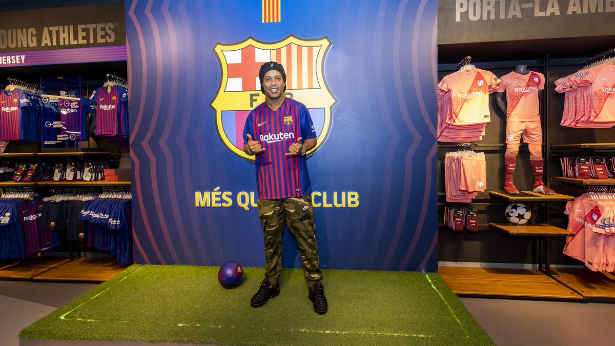 uitgehongerd Dood in de wereld Stap FC Barcelona on Twitter: "📍 Camp Nou 🔵🔴 Barça Store 🤙 @10Ronaldinho  https://t.co/cxvYMHXagj" / Twitter