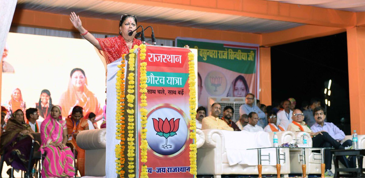 VasundharaBJP's tweet photo. हमने टोंक, देवली व उनियारा के 436 गाँवों को बीसलपुर से शुद्ध पेयजल उपलब्ध कराने के लिये 542 करोड़ रु की परियोजना बनायी है। यहाँ 717 करोड़ रु की लागत से उनियारा-गुलाबपुरा-भीलवाड़ा का निर्माण कार्य प्रगति पर है। साथ ही 45 ग्राम पंचायतों में #GraminGauravPath का निर्माण हुआ है। https://t.co/W6oLkY7NXB