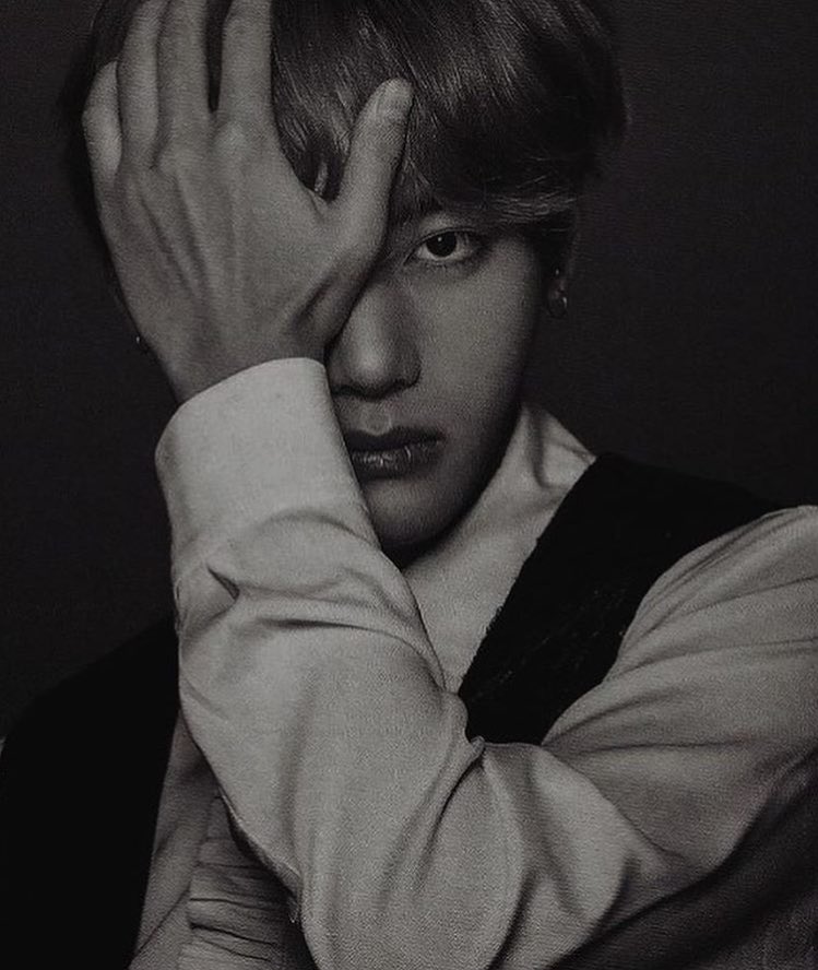 K_Obsessed_'s tweet photo. KIM TAEHYUNG 🖤🌞 https://t.co/QfTAlpGsou