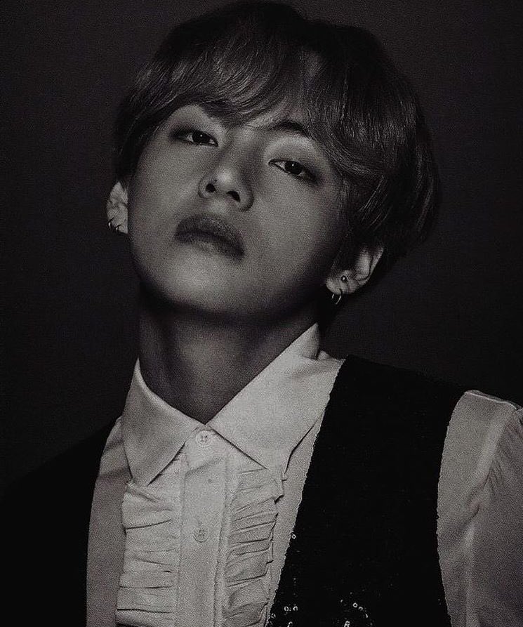 K_Obsessed_'s tweet photo. KIM TAEHYUNG 🖤🌞 https://t.co/QfTAlpGsou