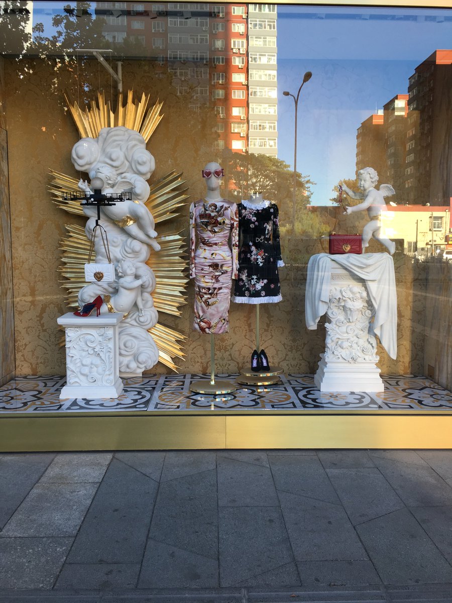 AllisonSmithPDX's tweet photo. One of the best parts of walking around Beijing is finding all these interesting shop front displays!

#asmithdesign #allisonsmithdesign #interiorlovers #interiordesign #interiordesigner #beijing #china #beijingchina #photooftheday #flashbackfriday #interior123 #inspiration https://t.co/T1fZziuHru