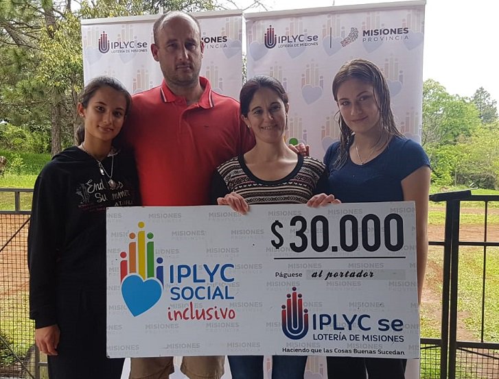 OberaesNoticia's tweet photo. #PROVINCIALES @iplyc Inclusivo entregó un cheque de 30 mil pesos a una beneficiaria de Dos de Mayo https://t.co/gXfY69uftj https://t.co/V3MPqvLHLL
