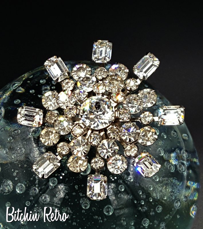 Is it a snowflake or a flower? 

Vintage Rhinestone Brooch With Loads of Sparkle

bitchinretro.com/collections/rh…

#JewelryForSale #Vintage #VintageJewelry #Brooch #VintageBrooch #Snowflake #FloralBrooch #RhinestonePins #VintageStyle #ForSale #Jewelry #Jewellery #BitchinRetro #Bling #Fab
