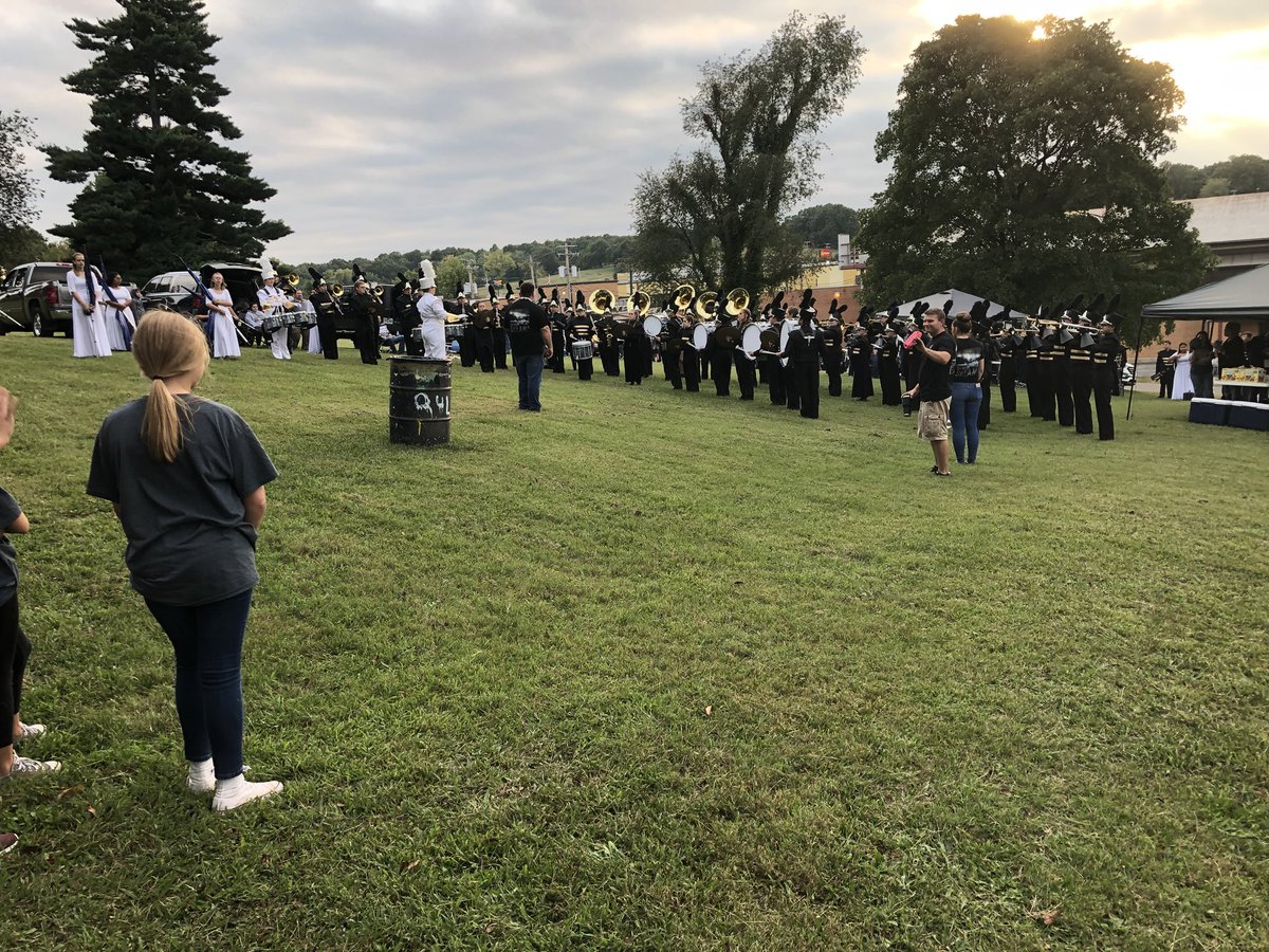 The @Neosho_HS band joining in the tailgating festivities! Great night for football. Welcome alums! Go Cats. #NeoshoWildcats #NeoshoSD