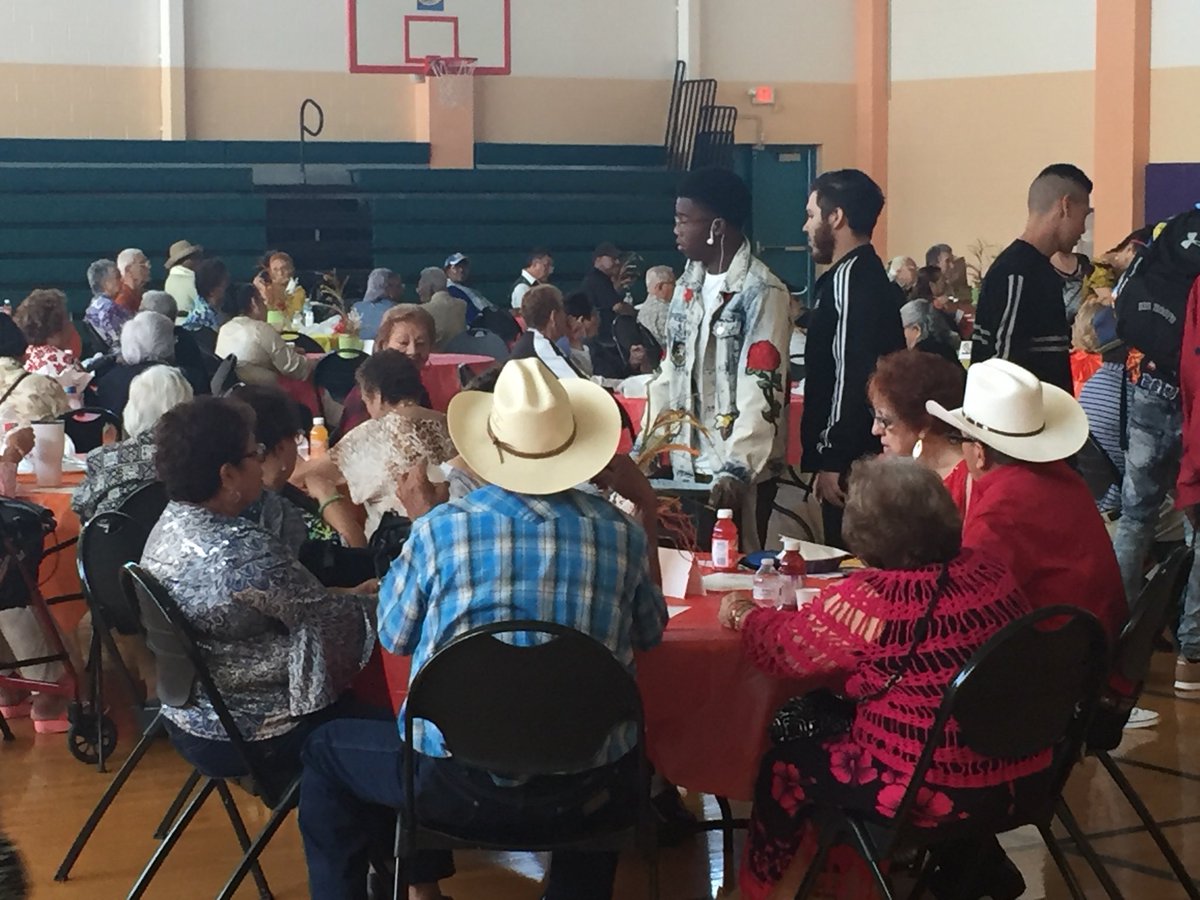 JesusAcosta45's tweet photo. Service learning @onhisd @SylvesterTurner #grandparentsday #denverharbor #ontimegradacademy #hisd https://t.co/WtS8P4EaR1