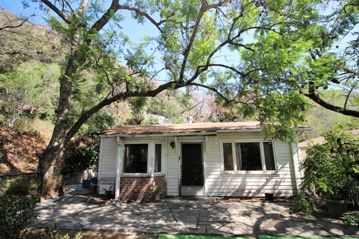 RealEstate_Mack's tweet photo. Look at that POTENTIAL! RARE opportunity in the quiet, serene, &amp; beautiful Sierra Madre Canyon.  Fixer with a huge lot, almost unheard of in the canyon, over 9,000 sqft!  Bring your imagination, &amp; build the Canyon home (or estate) of your dreams!  *Open Sunday 2-4* 800 Skyland Dr https://t.co/PomRWzhSEw