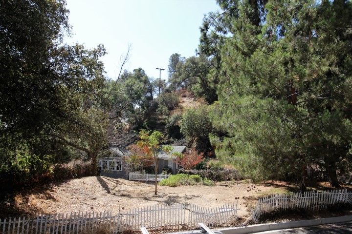 RealEstate_Mack's tweet photo. Look at that POTENTIAL! RARE opportunity in the quiet, serene, &amp; beautiful Sierra Madre Canyon.  Fixer with a huge lot, almost unheard of in the canyon, over 9,000 sqft!  Bring your imagination, &amp; build the Canyon home (or estate) of your dreams!  *Open Sunday 2-4* 800 Skyland Dr https://t.co/PomRWzhSEw