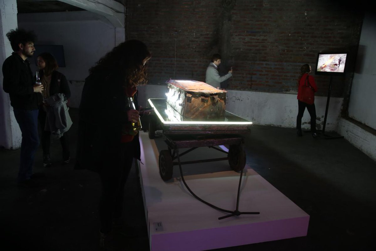 luisisalvadora's tweet photo. Inaugurando #IslaFlaca en la #perreraarte @Hdecristo https://t.co/k7b4yjEHcx