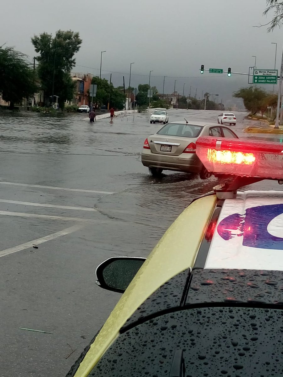 transitotorreon's tweet photo. ⚠️🌧️🚔👮‍♀️
Personal de #VialidadTorreón apoyando en las vialidades por la contingencia de lluvias, atienda indicación vial.

#BomberosTorreón
#TorreónCiudadEnEquipo
#EnEquipoLoHacemosMejor
@MunicipioTRC 
@PCyBomberosTRC https://t.co/wlYBl5GROk