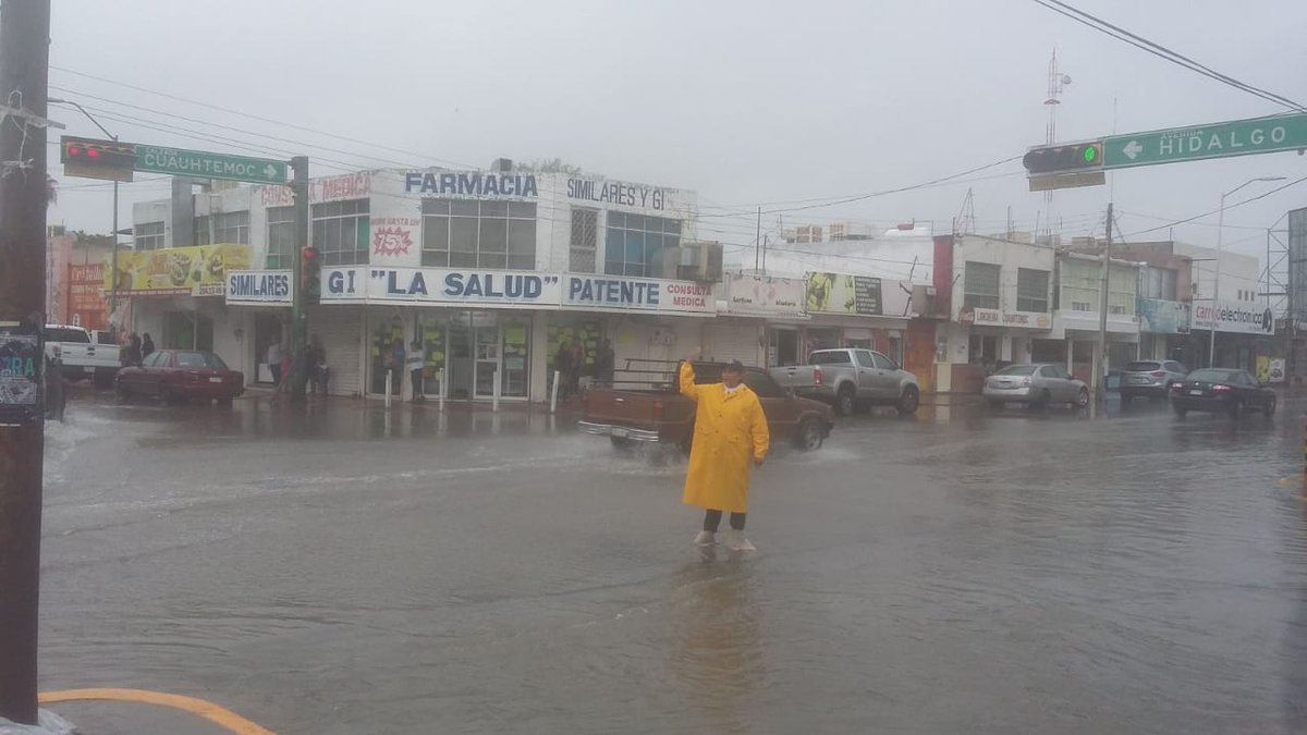 transitotorreon's tweet photo. ⚠️🌧️🚔👮‍♀️
Personal de #VialidadTorreón apoyando en las vialidades por la contingencia de lluvias, atienda indicación vial.

#BomberosTorreón
#TorreónCiudadEnEquipo
#EnEquipoLoHacemosMejor
@MunicipioTRC 
@PCyBomberosTRC https://t.co/wlYBl5GROk