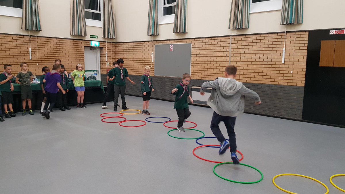 Twitter 上的17th Hitchin Cubs："We tried a new game named Hoop Hop Showdown;  an exciting mix of hopping and rock-paper-scissors! Team Yellow-Green won  by the narrowest of margins. https://t.co/ZFcbrQ80l1" / Twitter