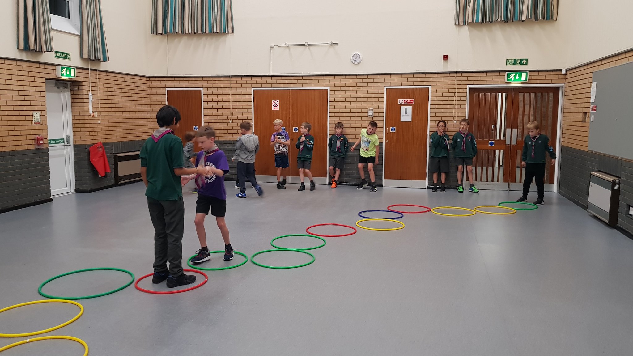 Twitter 上的17th Hitchin Cubs："We tried a new game named Hoop Hop Showdown;  an exciting mix of hopping and rock-paper-scissors! Team Yellow-Green won  by the narrowest of margins. https://t.co/ZFcbrQ80l1" / Twitter