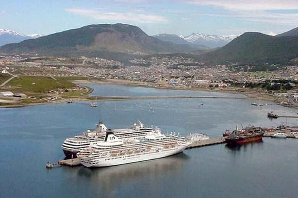 InvertirTDF's tweet photo. La gobernadora, @RosanaBertone fue acompañada por el director de puertos y el representante de Royal Caribbean en Argentina en la visita por la obra de dragado del puerto, preparándose para la temporada de cruceros.
#InvertirTDF
@GobiernoTDF https://t.co/VbrJifbACG