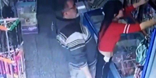 InfoVelozCom's tweet photo. Video - "Solamente la apoyé": acosó a una kiosquera, volvió al local y los vecinos lo golpearon ferozmente https://t.co/vmYug4d7Ui https://t.co/ouF1d8C5h7