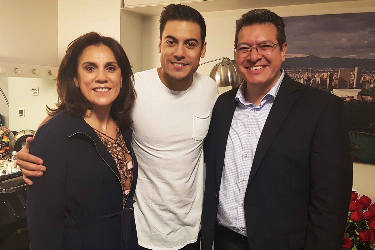 GobTlaxcala's tweet photo. El Gobernador @MarcoAMena y su esposa, Sandra Chávez Ruelas, felicitaron al cantautor tlaxcalteca @_CarlosRivera luego de iniciar su serie de tres conciertos que lleva a cabo este fin de semana en el Auditorio Nacional, en donde comenzó su #GuerraTour.  
#OrgulloTlaxcalteca https://t.co/dbwdJFSbTF