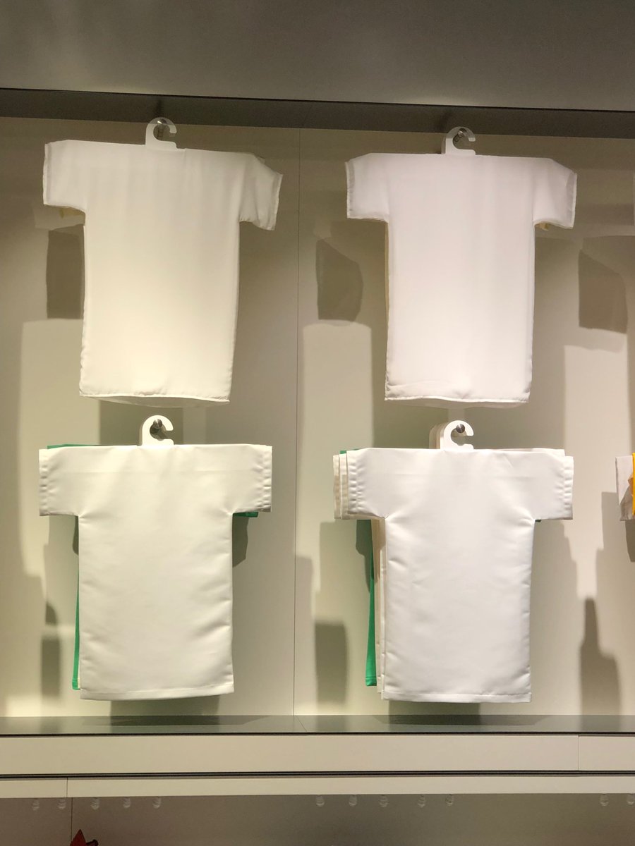 4 keer hetzelfde shirt, 4 keer anders uitgelicht.  De retail inspiratie tour bij ⁦<a href="/Signifycompany/">Signify</a>⁩ maakt duidelijk dat we in retail best niet te licht over licht gaan. #retailrenaissance #visualmerchandising