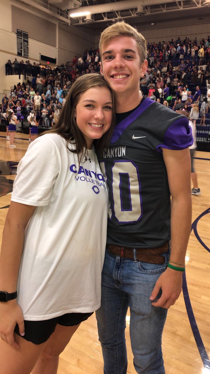 lawtonrikel's tweet photo. happy birthday hallie jae!!! thank you for being such a great friend😁😁 https://t.co/dk0LMNFFg2