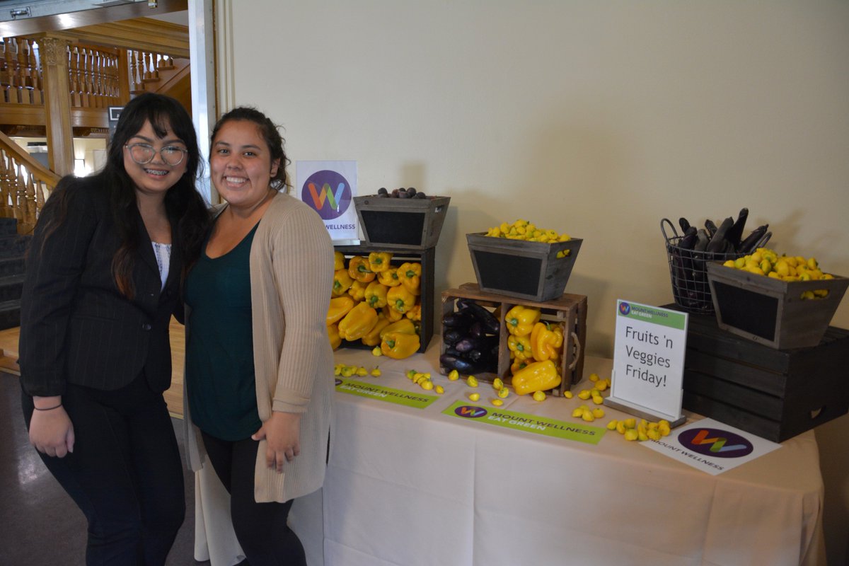 MSMU_LA's tweet photo. We've got spirit, yes we do. We've got spirit...in our food!
It's Fruits 'N Veggies Friday! Athenians, snap a pic of yourselves eating fruits & veggies in our purple & gold Mount colors -- with #FNVFRIDAY -- and you might win some swag from @TeamFNV! #HealthyCampus @PHAnews https://t.co/IU9fceKap2
