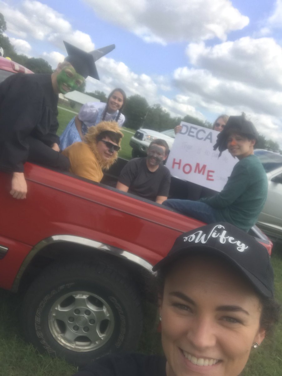 pearidge_deca's tweet photo. Pea Ridge DECA is ready for the #2018HOCO parade! “There’s no place like HOMEcoming.” https://t.co/ZZbNoppEeA