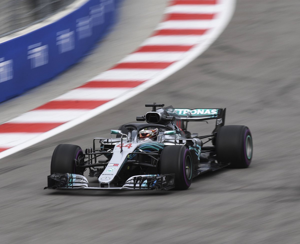 Flat out in Sochi <a href="/MercedesAMGF1/">Mercedes-AMG PETRONAS F1 Team</a> 📷 x @LATimages