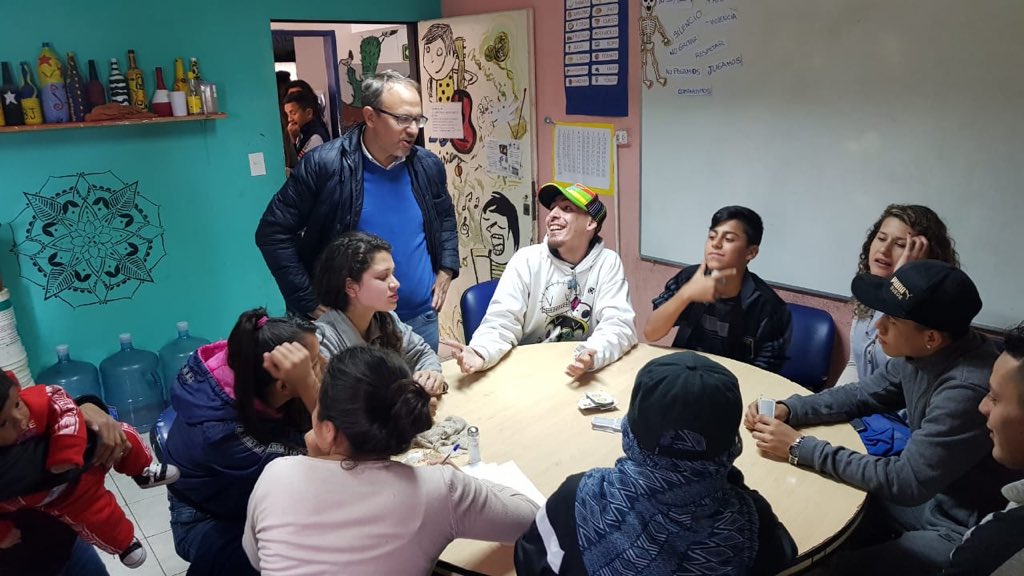 dievalen's tweet photo. Torneo de tenis de mesa entre los chic@s de todos los Envión! Estuvimos con el mejor jugador de @Municipalidad3F: Gracias por venir @leandrokenchan! https://t.co/pll7zzYs9q