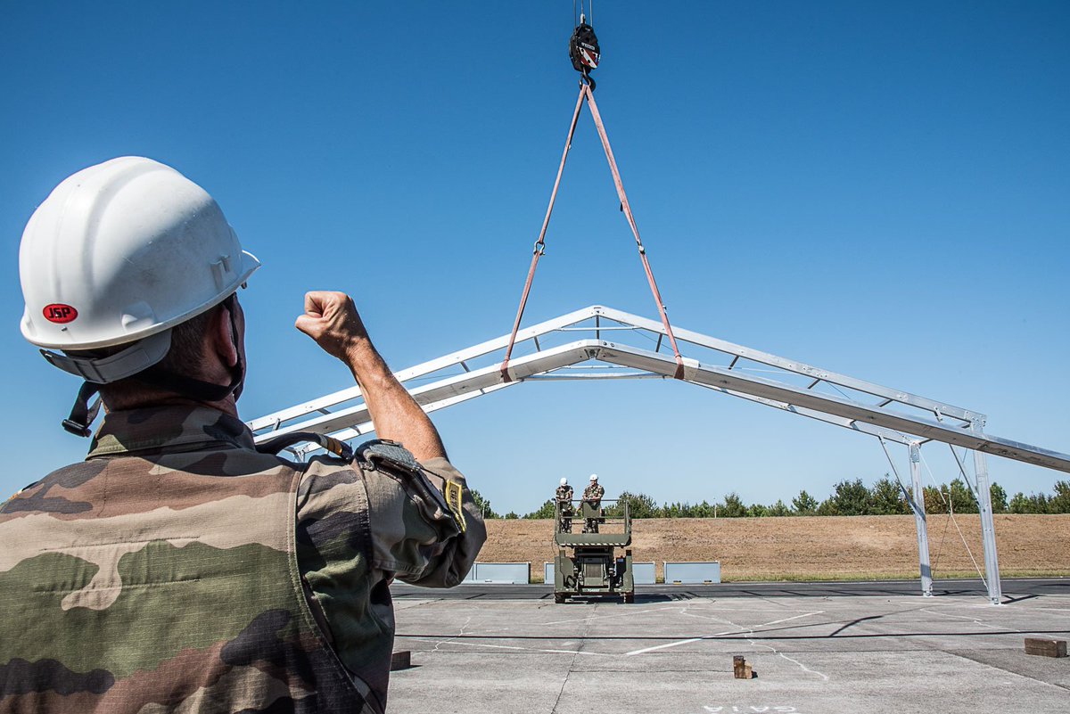 ChrTell's tweet photo. . @florence_parly : "je n'imaginais pas qu'une telle unité existait". Hier, la ministre des Armées a rencontré les experts du groupement aérien d'appui aux #opérations (GAAO) de l'@Armee_de_lair #fildefense
➡️ https://t.co/be6yULwuRS https://t.co/EZLPYzja6J
