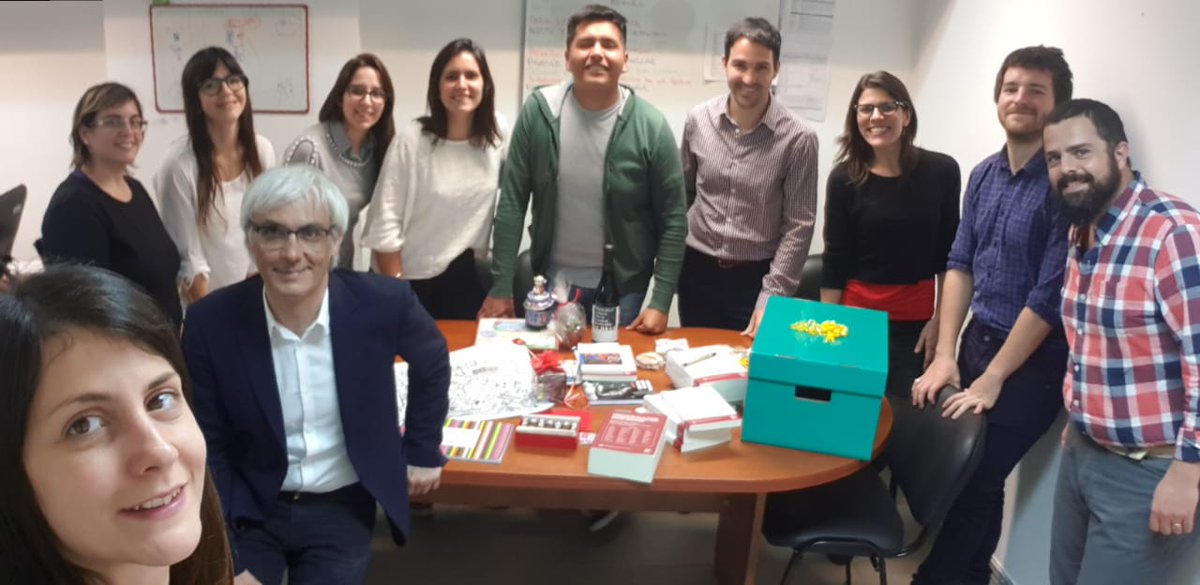 jpcyf10's tweet photo. 📢 Momento de la revelación: conocimos a @oscarvelasquez quien además de abrir la caja, se quedó charlando un largo rato y se llevó todos los premios de la #Semanadedatos 🍫🍾📔🎍🃏🖼️
#JusticiaAbierta #DatosAbiertos #IODC18 #AbreLatam18 https://t.co/aKPe3OP4V3