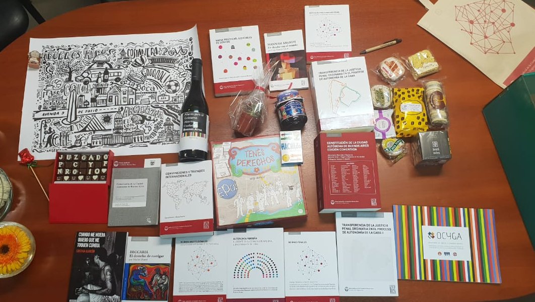 jpcyf10's tweet photo. 📢 Momento de la revelación: conocimos a @oscarvelasquez quien además de abrir la caja, se quedó charlando un largo rato y se llevó todos los premios de la #Semanadedatos 🍫🍾📔🎍🃏🖼️
#JusticiaAbierta #DatosAbiertos #IODC18 #AbreLatam18 https://t.co/aKPe3OP4V3