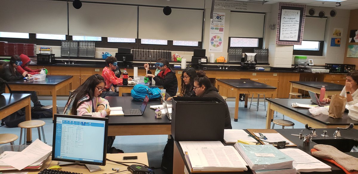 NorthGrandHS's tweet photo. Shout out to Ms. Chappell for working with kids every day during her lunch! Shout out to these students for taking ownership of their learning! #hoothoot #chemistry #roomfull #mastery #TheBestAreWithCPS #teacherheroes @ChiPubSchools @CPSuccessCHI @cpsSTEM @Generation__All https://t.co/xSnqBX2SeU