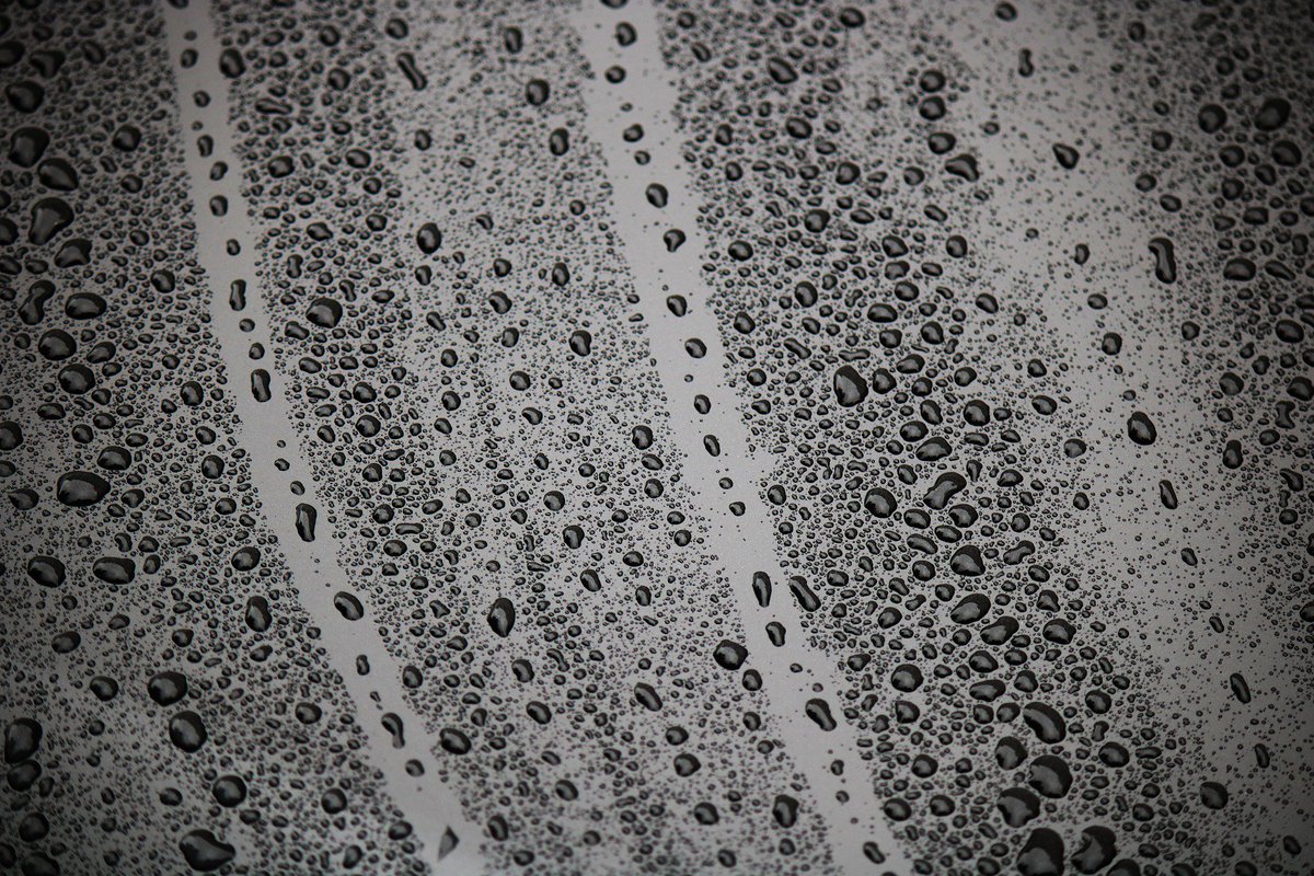 Zonnepanelen. Reinig ze niet met een schuurmiddel en ook niet met een schuursponsje. Krasjes hebben een negatieve invloed op de prestaties. Beter: laat je zonnepanelen behandelen met onze vuil-en waterafstotende Nano Coating. 10 jaar garantie!