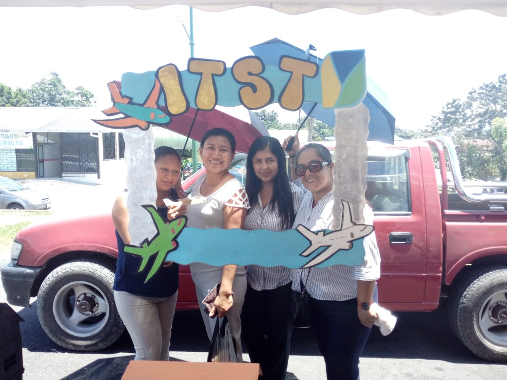 guanipatin's tweet photo. Estudiantes del #ITSTENA participan en la feria de Emprendimento organizado por la #CACPE con los productos de "Realidad aumentada con aplicaciones con #Sion y #Quiver" y "Aéreoplaneadores de balsa". #DesarrolloDeSoftware @lorenayanezpi @ITS_TenaOficial @lorezeggane @juan https://t.co/X9mfwXrrsJ