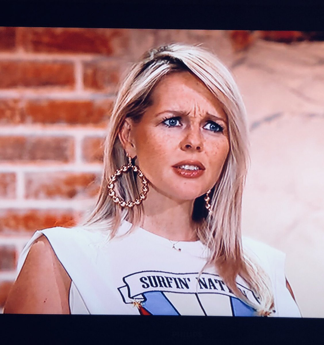 CJanzenFann's tweet photo. Mocht je denken: waarom kijkt ze zo boos? Dat is omdat ze tegen een kuiken praat, waarvan ze een haan willen maken. 

#nogevenbroeden #TheTalentProject #ttp #ChantalJanzen https://t.co/3pHxqTOKsw