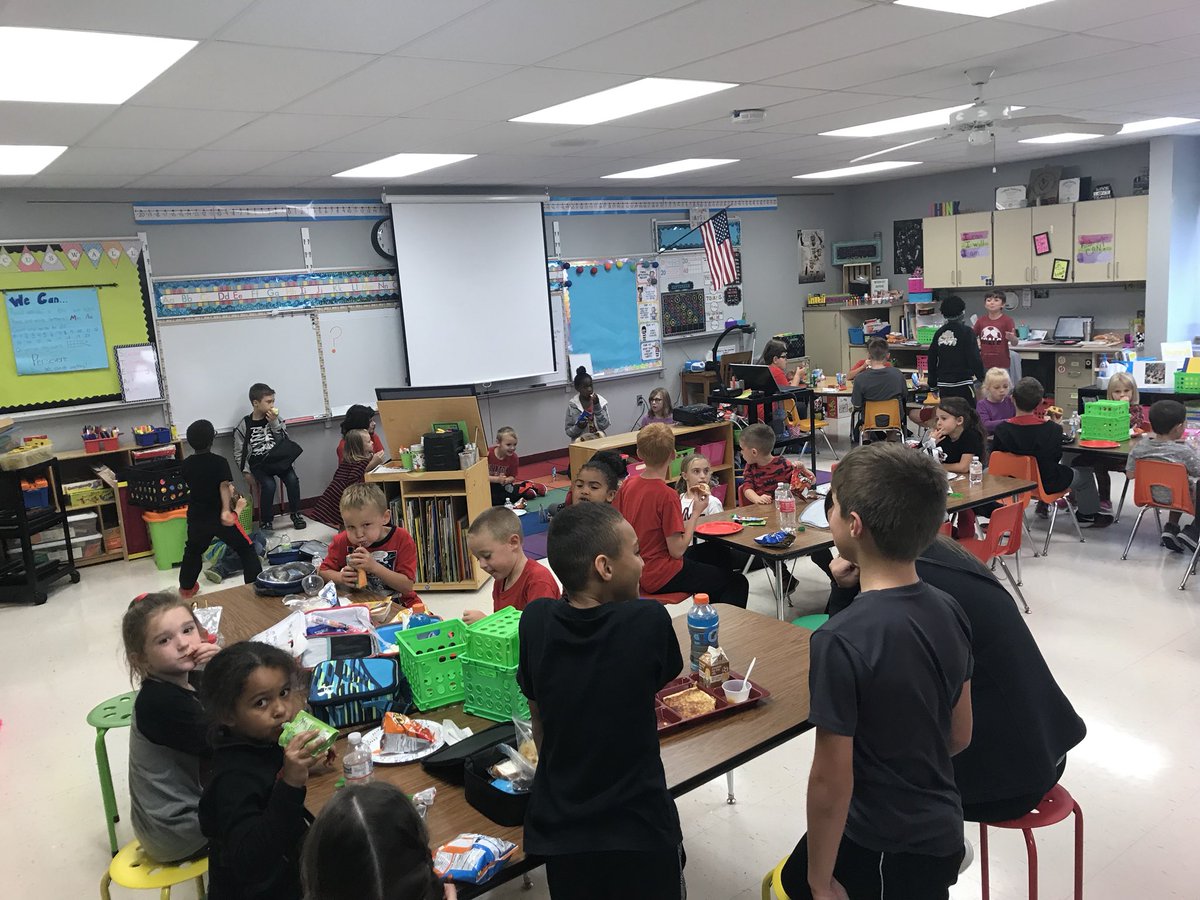 millerstrong20's tweet photo. #CCSDpride #Whittier ✔️tailgate party for Homecoming 2018! @SShepReads https://t.co/dS8wJugTiA