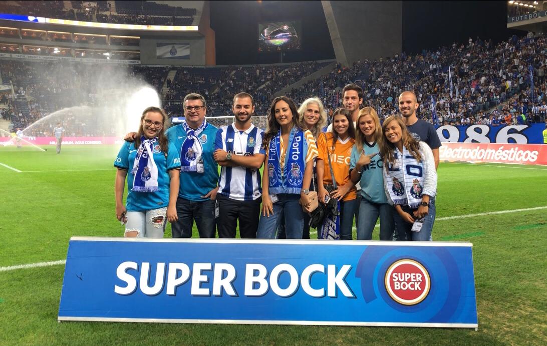 FCPorto's tweet photo. 🍺Os Super Adeptos que ganharam uma Super Experiência
👉Assistir ao aquecimento no relvado, ver o jogo no camarote Super Adeptos e uma camisola oficial
🔵⚪Fica atento aos passatempos FC Porto!
#FCPorto #FCPCDT https://t.co/WsiIRzLnwy