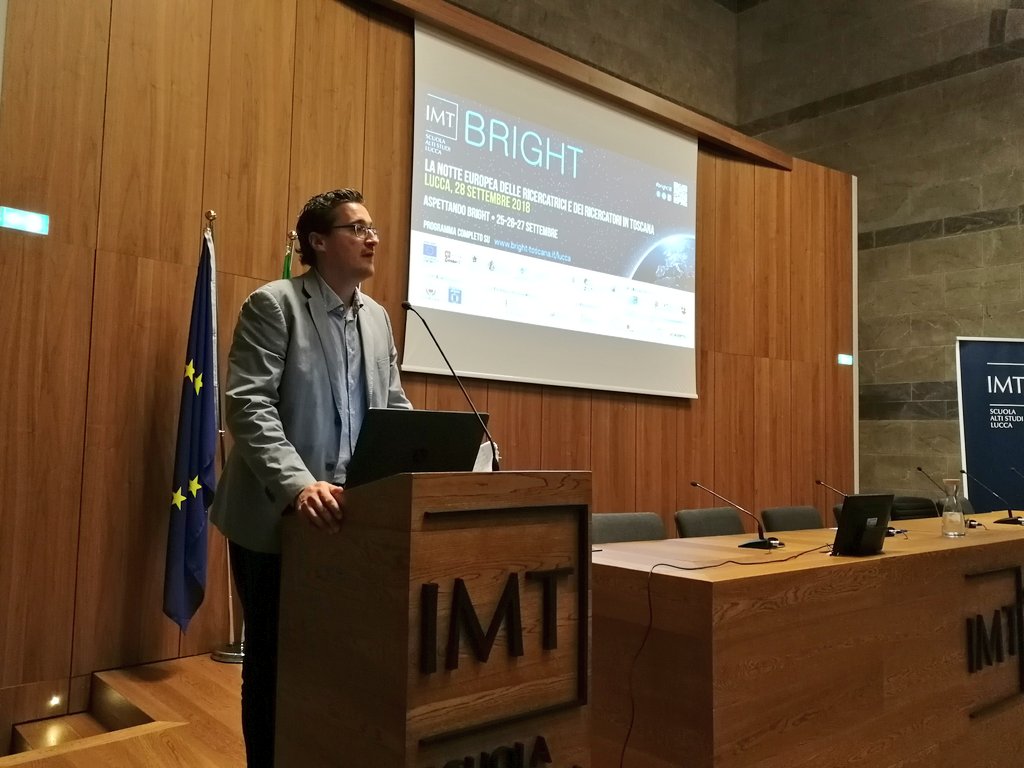 IMTLucca's tweet photo. Protagonisti di questo momento di #bright18 sono quel mago, cacciatore di immagini che fu Folco Quilici e il suo racconto del paesaggio italiano. Questo nell'anno europeo del Patrimonio culturale, di cui il #paesaggio fa parte integrante. E adesso "L'Italia visto dal cielo" https://t.co/el1hG2hnct