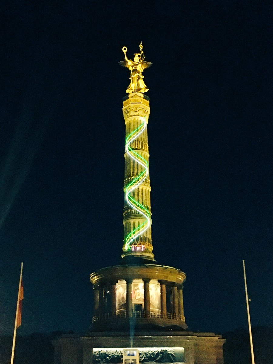 visitberlin's tweet photo. ✨ Die Lichterfeste in #Berlin haben begonnen! ✨ Los geht’s mit #Berlinleuchtet 🌟🎊 https://t.co/1JfSkmckpZ