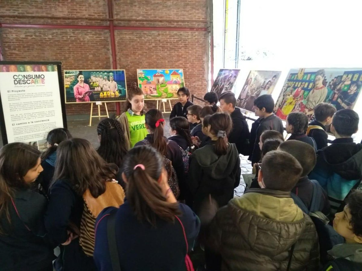 AngieGPizarro's tweet photo. #ConsumoDescarte sigue girando y nos invita a repensarnos como consumidores. Podés conocer más del trabajo de las escuelas junto a #MarcosLópez hasta el sábado en el Dorrego #VivíSustentabilidad   #EscuelasVerdes https://t.co/S5siCiQj9P