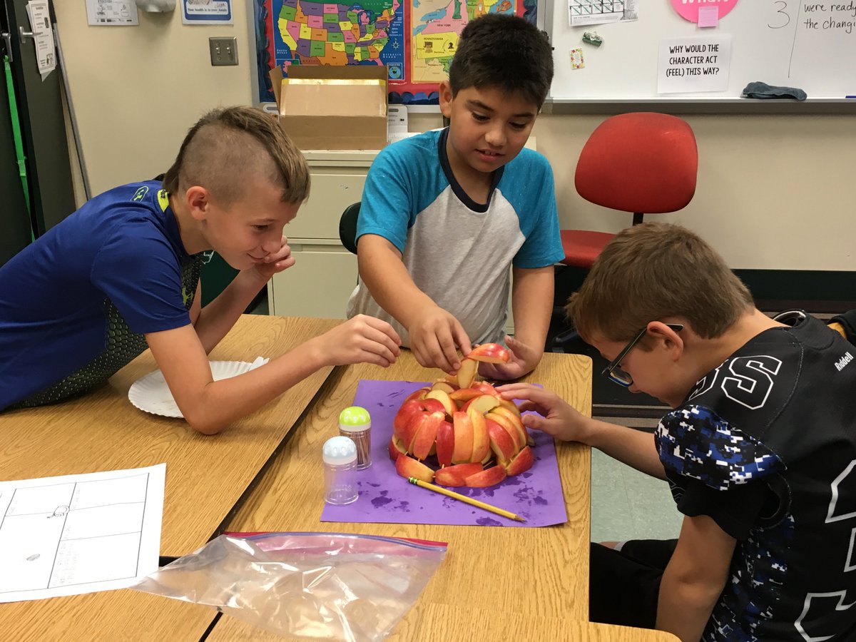 KellyDeBoer5's tweet photo. It was an apple-licious kind of day!  #stem #endofmonthactivity #nais #fourthgraderocks https://t.co/AoCze0zxiH