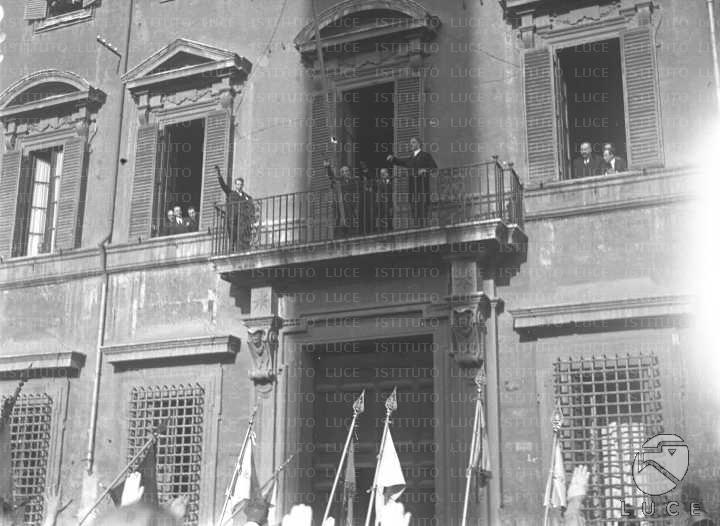 RadiceLorenzo's tweet photo. Da 75anni i politici avevano il buon cuore di non affacciarsi ai balconi romani...altra gaffe per incompetenza dei #5ostelli o ennesimo sputo sulle istituzioni? https://t.co/9vj5QVo0JP