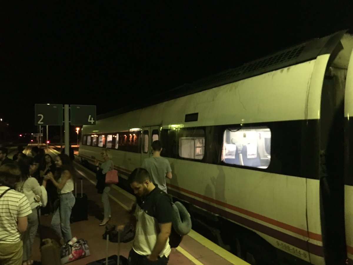 Y hoy <a href="/Renfe/">Renfe</a> la vuelve a liar en el servicio Madrid-Cáceres de las 18:47. Por si salir con una hora de retraso de Madrid no es suficiente, ahora nos quedamos tirados en #Talavera porque el maquinista no considera seguro continuar en este tren 

¡¡¡Qué vergüenza!!! 

#TrenDignoYa