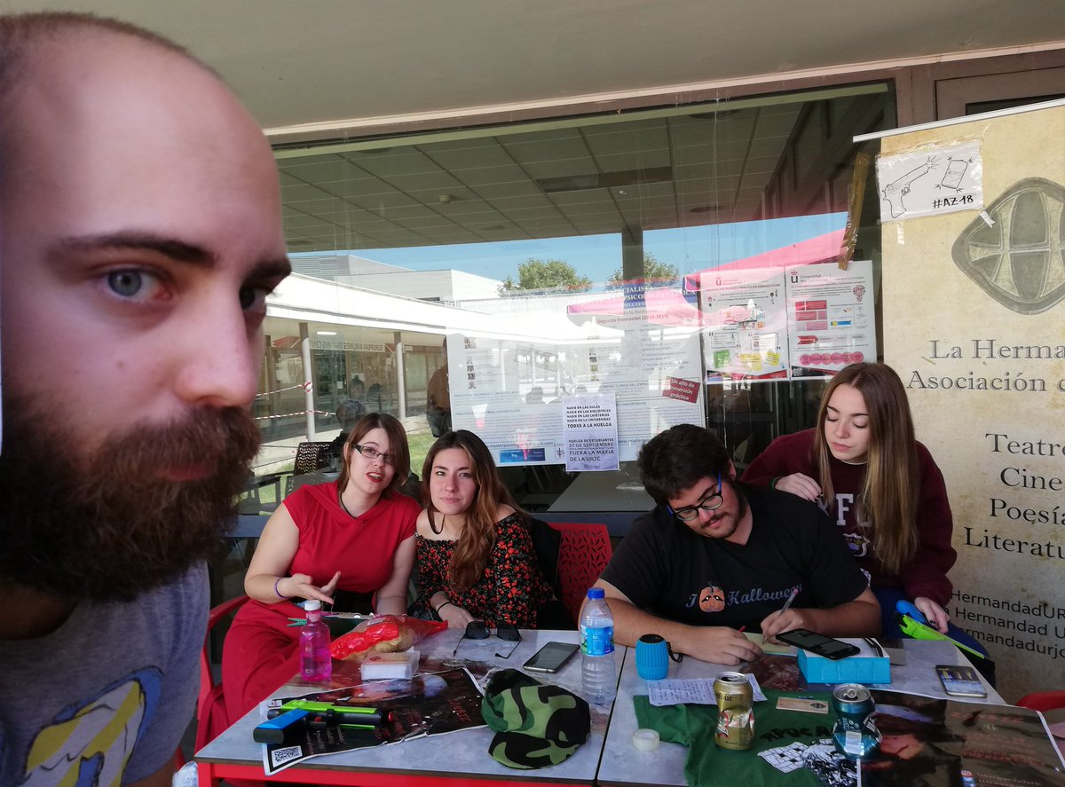 malditxdulzura's tweet photo. Yo intento hacer un reportaje serio sobre el @UrjcZombie, pero a @FeruGP le gusta demasiado el protagonismo. https://t.co/7ukMw0fAoF