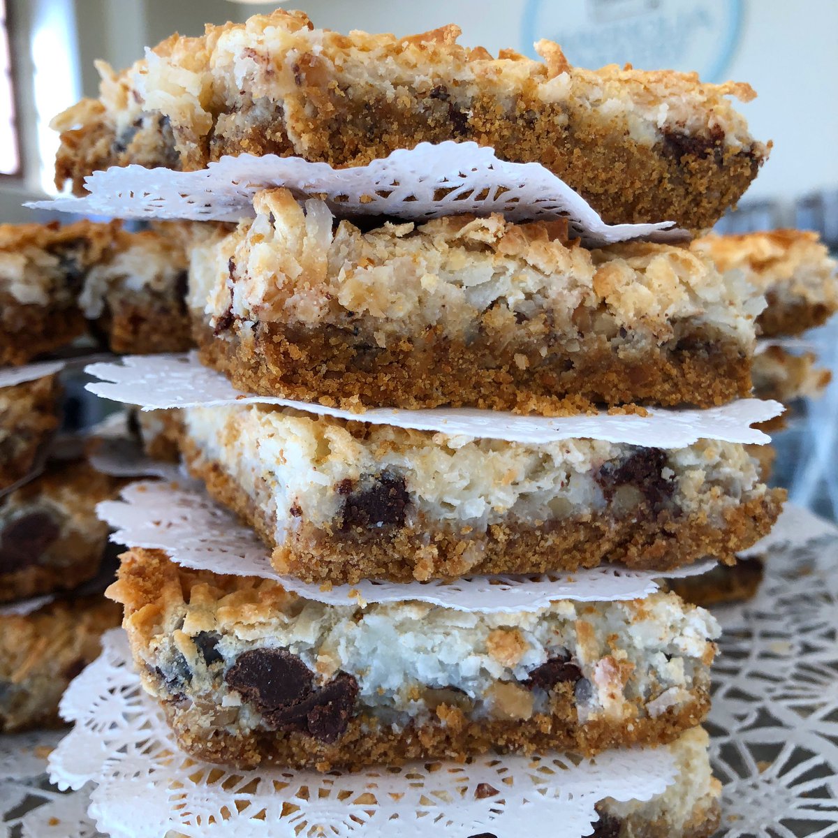 magnoliabakery's tweet photo. ✨Magic cookie bars are the best Friday treat! Graham cracker crust with chocolate chips, walnuts + coconut topped with sweetened condensed milk then baked. YUM #magnoliabakery ✨🍪 https://t.co/QchleSBK69