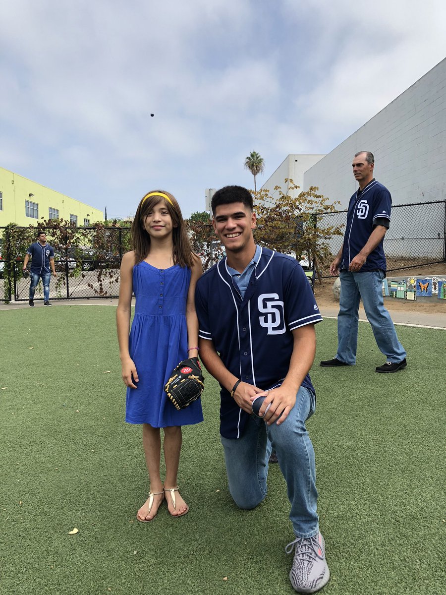 noelv2138's tweet photo. Made a new friend giving back today, Thank you monarch royals for the opportunity to let us go and play catch today! https://t.co/P45a6v3TxD